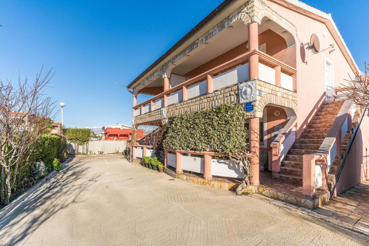 Apartmani Zarko วีร์ ภายนอก รูปภาพ