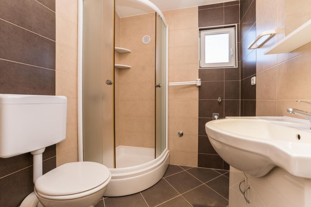 Apartmani Zarko วีร์ ภายนอก รูปภาพ