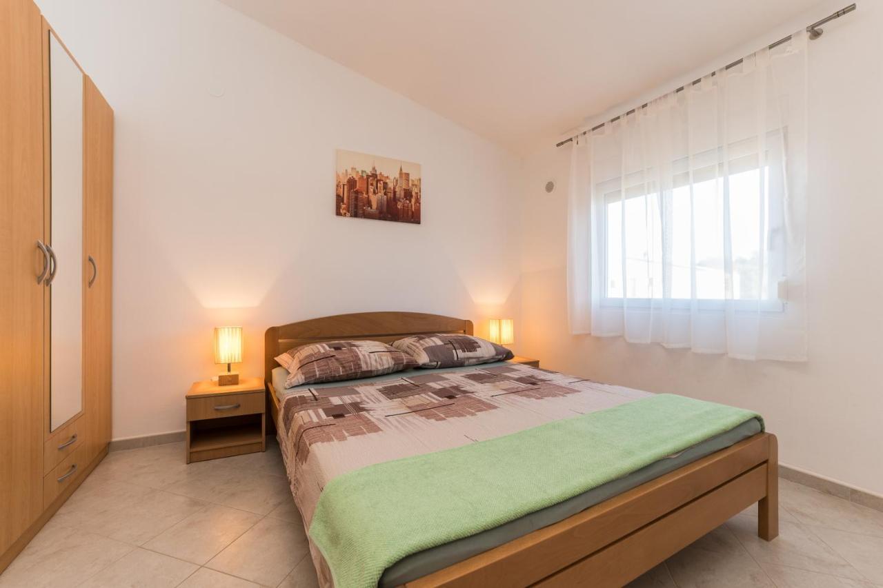 Apartmani Zarko วีร์ ภายนอก รูปภาพ