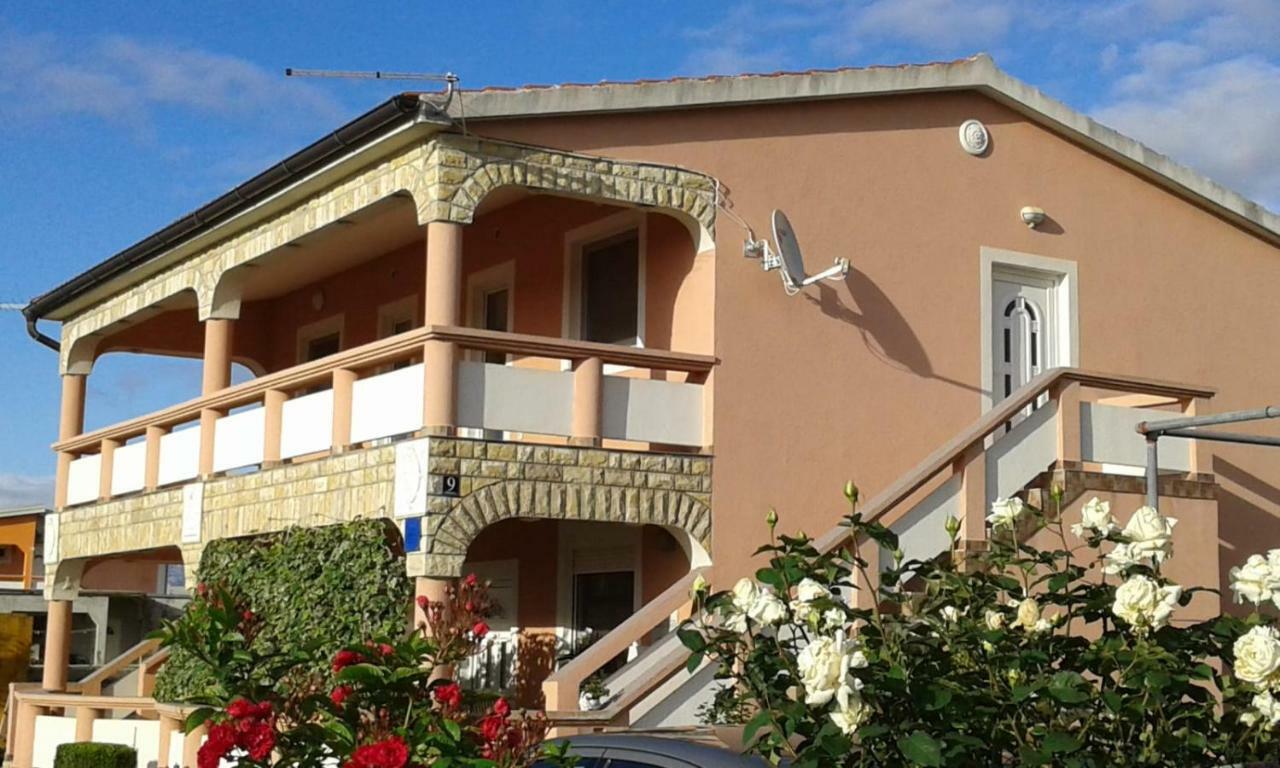Apartmani Zarko วีร์ ภายนอก รูปภาพ